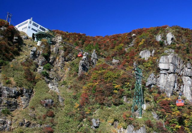 1280px-Gozaisho_Ropeway_and_Station_in_top