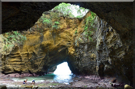 龍宮窟（下田市）南伊豆に向けて車を走らせよう