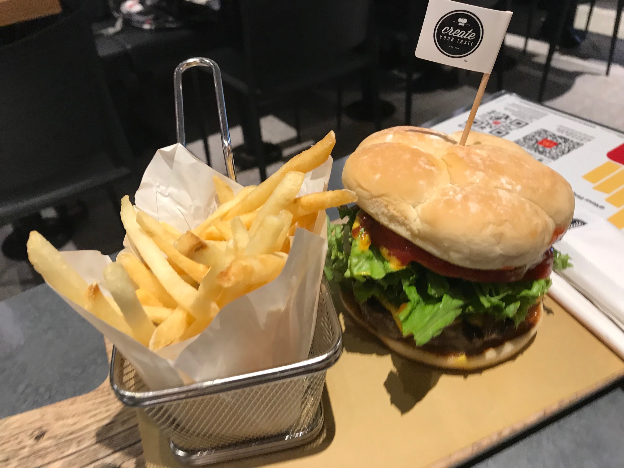 日本未上陸！香港のマクドナルドはフルオーダーの高級バーガーだった（香港金鐘駅／ファーストフード）