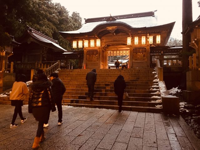 弥彦神社　随神門
