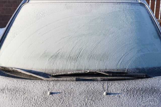 フロントガラスが凍ったときの対策