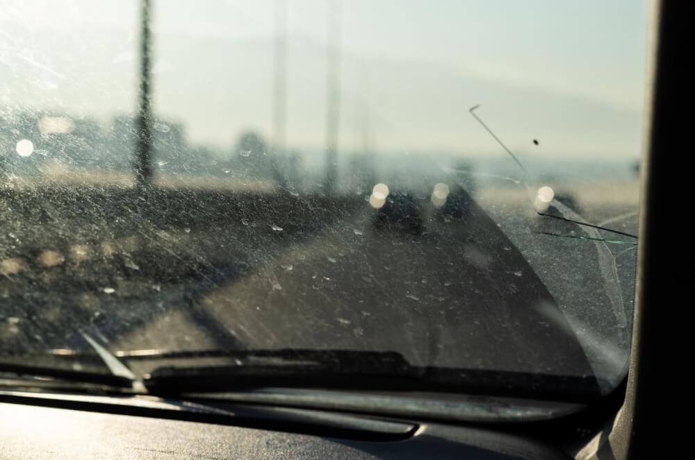 フロントガラスの油膜の原因と取り除き方