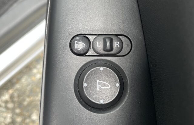 サイドミラーの調節の仕方