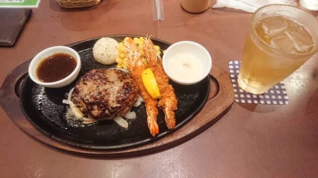 手ごねハンバーグとエビフライ