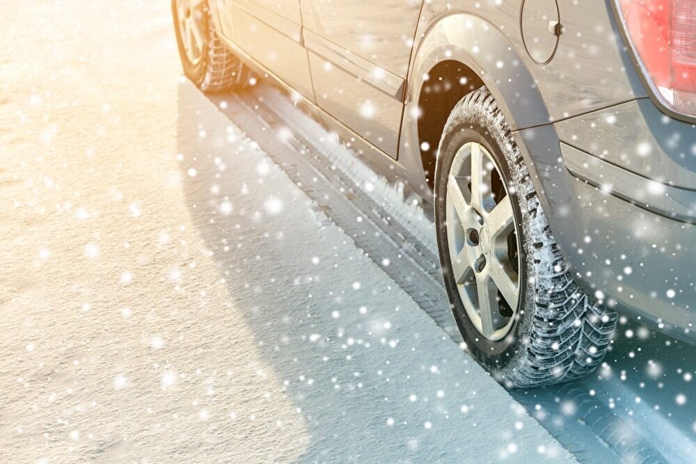 雪道で車がスタックしてしまった時の対処法