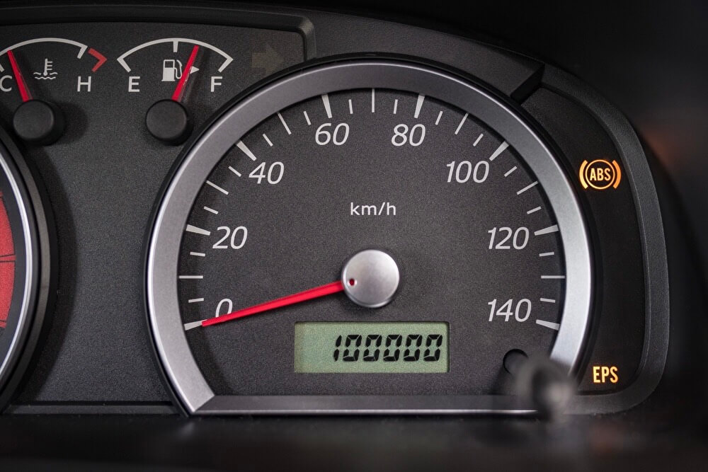 車のエンジン警告灯が点灯した場合の対処法